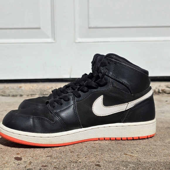 Retro Jordan 1 Mid Hot Lava